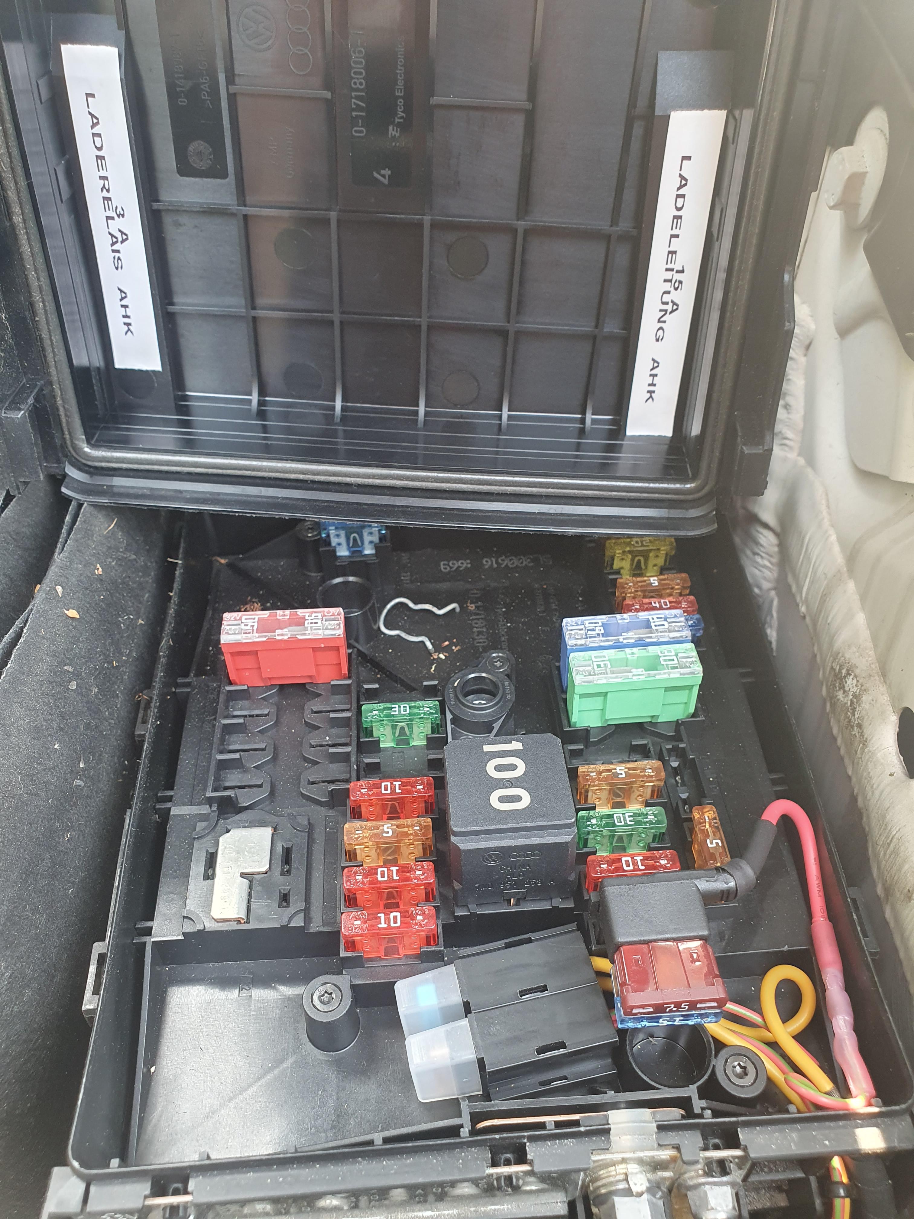 Wo finde ich in meinem Caddy Klemme 15 oder D+ für das Trennrelais?