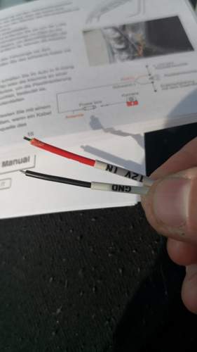 Rot an Plus Pol, schwarz an Metal