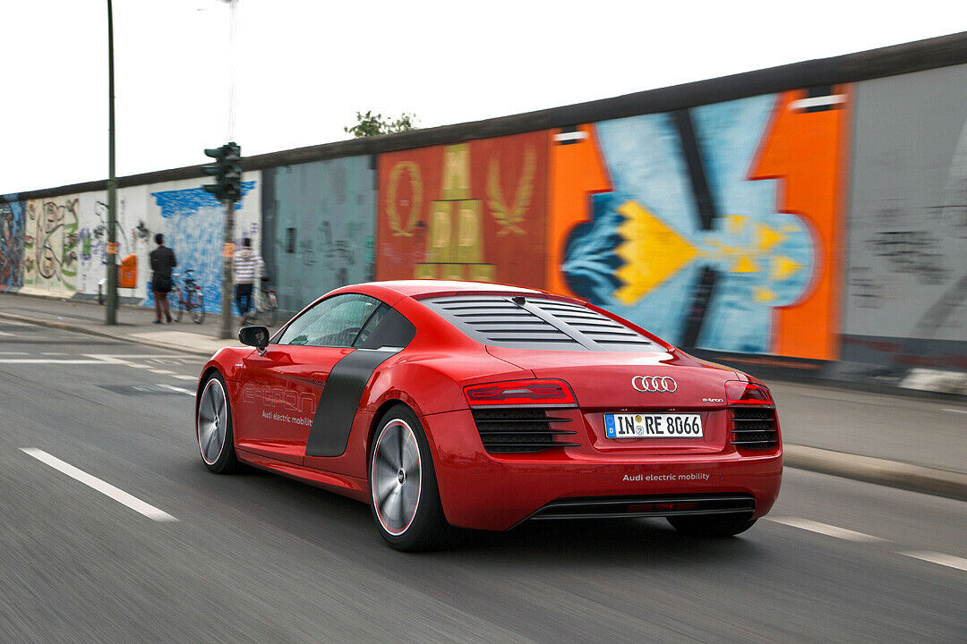Die Leichtbau- und Elektro-Technologie aus dem R8 e-tron soll bei der Entwicklung anderer Fahrzeuge helfen