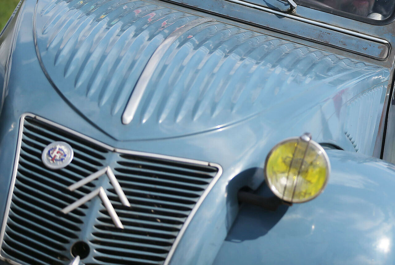 Gelbe Scheinwerfer an einem Citroën 2CV. Heute sind die gelben Leuchten an EU-Neuwagen nicht mehr erlaubt