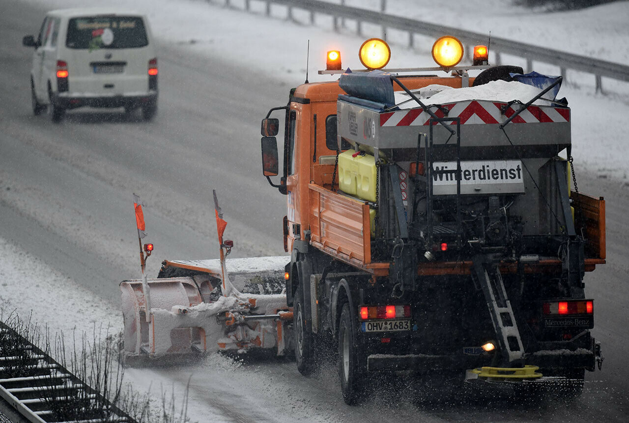Allein NRW gibt im langjährigen Durchschnitt etwa 35 Millionen Euro für den Winterdienst aus und verteilt jedes Jahr 139.000 Tonnen umweltschädliches Salz auf den Straßen