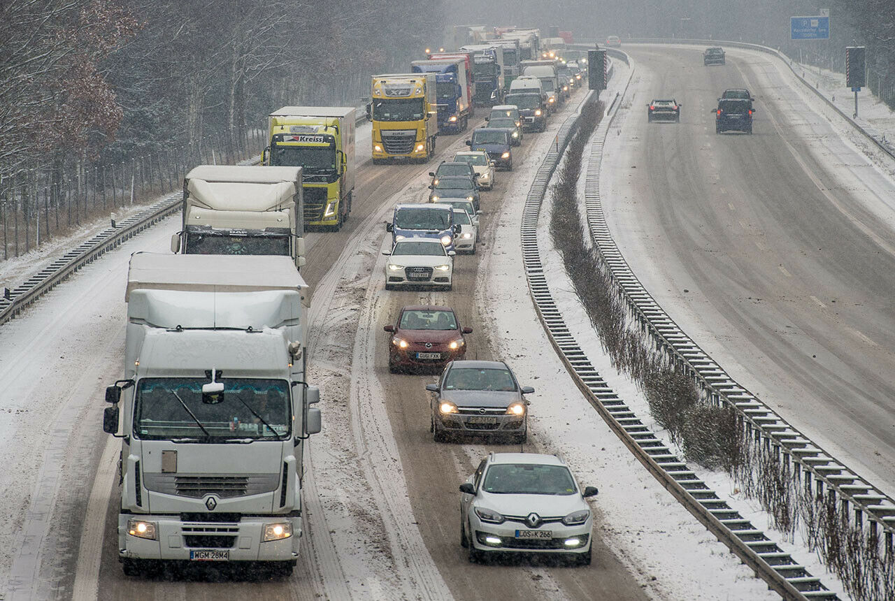Durch Eis und Schnee werden jedes Jahr schwere Staus verursacht. Mit entsprechenden Auswirkungen auf die Umwelt