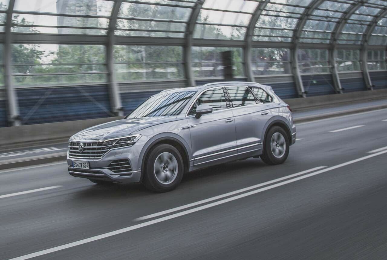 Der VW Touareg ist das einzige Modell der Marke mit Längsmotor: Das SUV basiert auf einer bei Audi entwickelten Architektur und kommt zunächst mit Audi-Sechszylinder-Motoren
