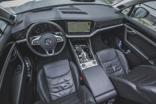Kantig gezeichnet und mit jeder Menge Bildschirmfläche: Cockpit des neuen VW Touareg