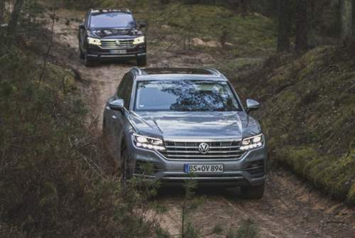 Auf überwiegend trockenen Waldwegen kam der per Luftfahrwerk aufgebockte VW nicht ins Schwitzen