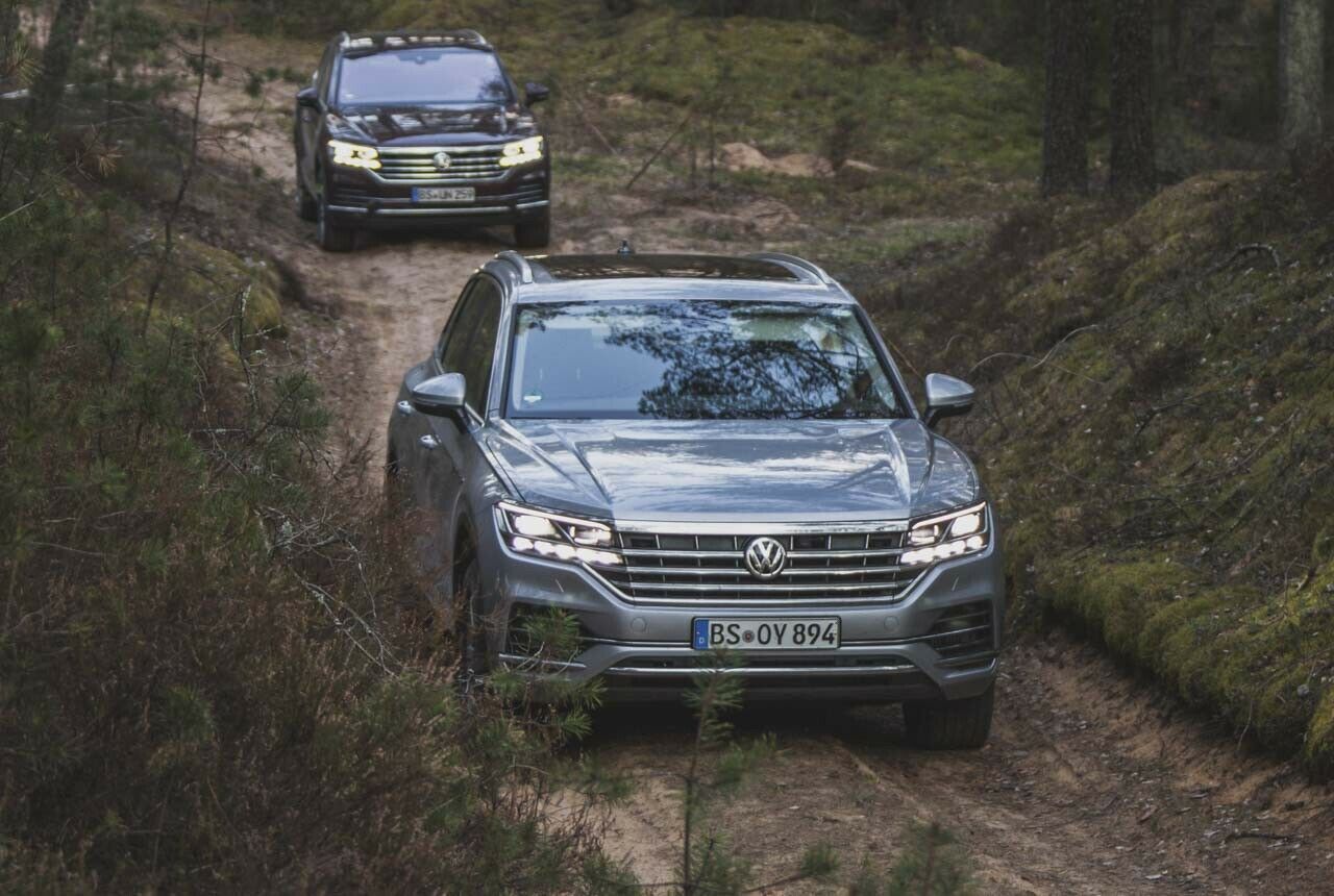 Auf überwiegend trockenen Waldwegen kam der per Luftfahrwerk aufgebockte VW nicht ins Schwitzen