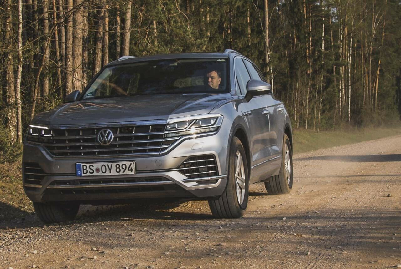 Mit dem dritten VW Touareg verabschiedet sich VW ein Stück weit von dem Anspruch, einen echten Geländewagen zu bauen. Das Flaggschiff soll als Luxus-SUV punkten, was ihm ganz gut gelingt