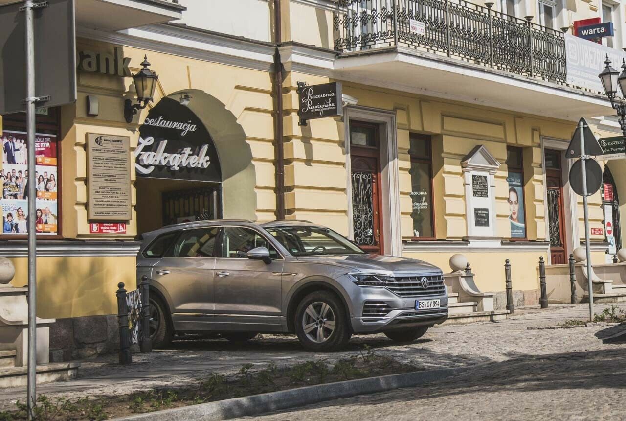 In der Stadt verkleinert die Allradlenkung den Wendekreis - trotzdem passt der VW Touareg mit seinen Langstrecken-Features am besten auf die freie Strecke
