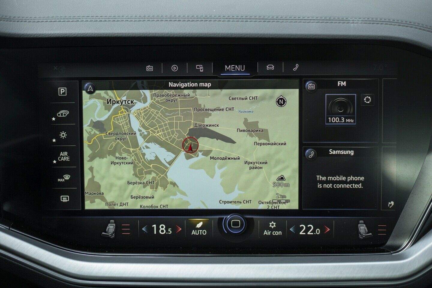 Der Touchscreen steuert viele Funktionen des Fahrzeugs, was eine gründliche Eingewöhnung erforderlich macht