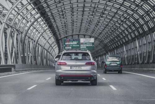 Auf der Autobahn erweisen sich die Fahrassistenten als nützlich. Wer überwiegend auf Landstraßen fährt, wird zumindest den Lenkassistenten wohl eher deaktivieren