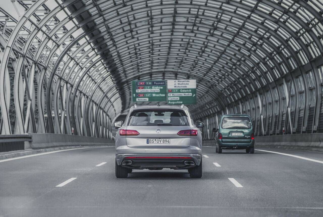 Auf der Autobahn erweisen sich die Fahrassistenten als nützlich. Wer überwiegend auf Landstraßen fährt, wird zumindest den Lenkassistenten wohl eher deaktivieren