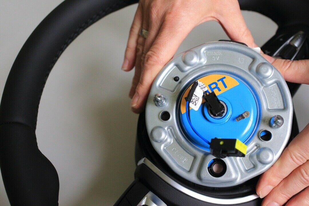 Ein Zünder für Airbags wird in ein Auto-Lenkrad eingesetzt. Wegen fehlerhafter Airbags der japanischen Takata Corporation mussten mehrere Millionen Autos zurückgerufen werden