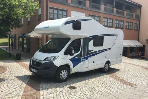 Bei einem teilintegrierten Modell ist die Fahrerkabine teil des Wohnraums. Meist lassen sich Fahrer- und Beifahrersitz zum Wohnbereich hin umdrehen