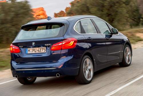 Aus zwei Litern Hubraum macht BMW im 2er Active Tourer bis zu 231 PS. Höchstgeschwindigkeit: 240 km/h