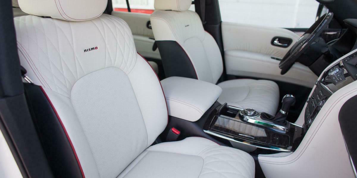 Im Innenraum: Schwarzes und weißes Leder im Nismo-Look