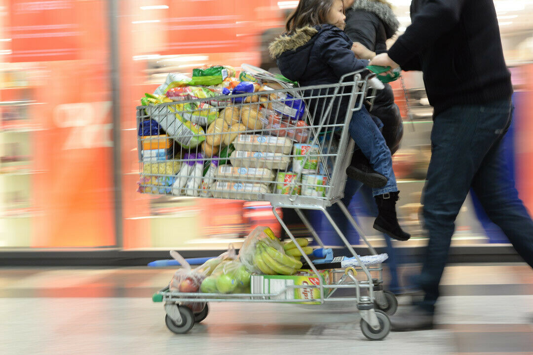 Auf den Parkplätzen einiger Supermarktketten müssen Autofahrer ein Parkscheibe einlegen, sonst droht ein Bußgeld