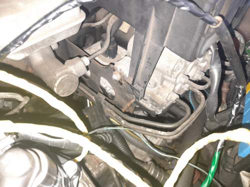 Motor rechts unterm ABS