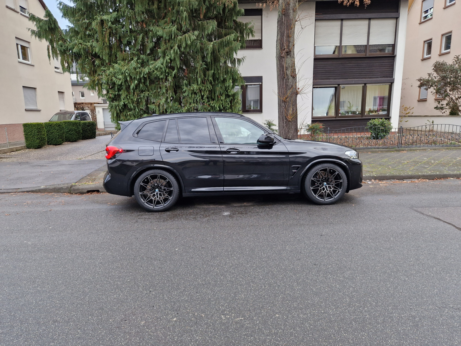 X3M Comp. LCI Winterreifen 265 vorne und 295 hinten auf orig. Schmiedefelgen mit Distanzscheiben