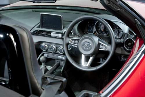 Das Cockpit des Mazda MX-5