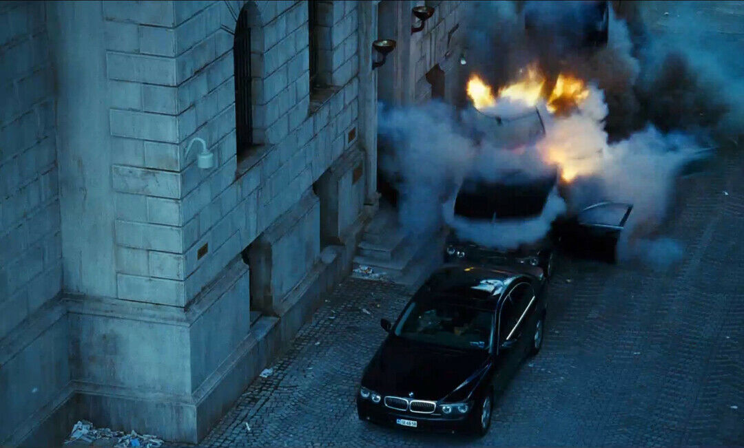 Stirb Langsam 5: Drei BMW 7er explodieren. In der Verfolgungsjagd überzeugen diverse Mercedes.
