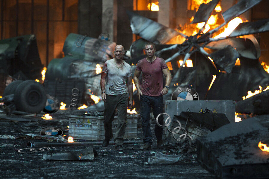 John McClane und sein Sohn Jack vor einem Trümmerfeld: In Stirb Langsam 5 sterben vor allem Audis und BMWs.