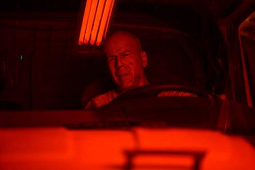 Bruce Willis als John McClane im Mercedes Zetros: Nur kurz die Welt retten.