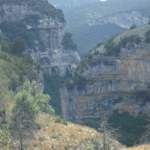 Die Sierra de Guara. In den Höhlen nisten die Geier, die unsere Tour begleiten.