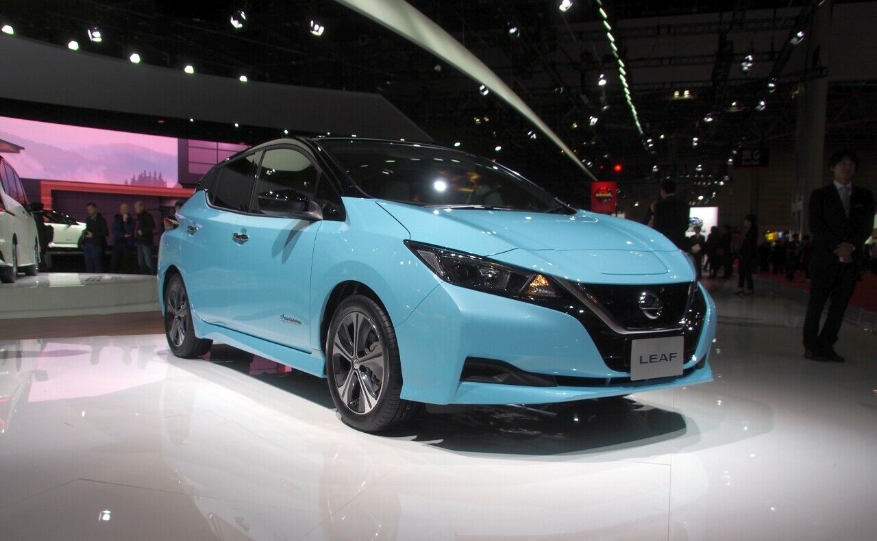 Der ist in Tokio allgegenwärtig: Den neuen Leaf sah man in vielen Farben auf dem Nissan-Stand, und sogar schon mit Zulassung auf dem Parkplatz des Messegeländes - wenn auch noch nicht in privater Hand