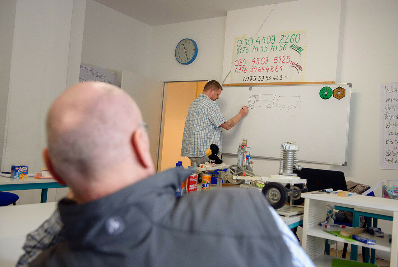 Klassenraum statt Fahrschulauto: Die Ausbildung zum Fahrlehrer startet mit einem fünfmonatigen Theoriekurs - unbezahlt