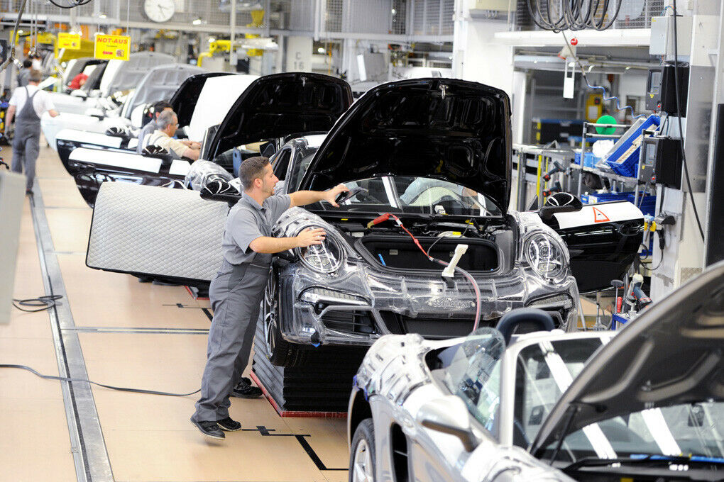 Porsche-Mitarbeiter bei der Boxster-Produktion im Stammwerk in Stuttgart-Zuffenhausen