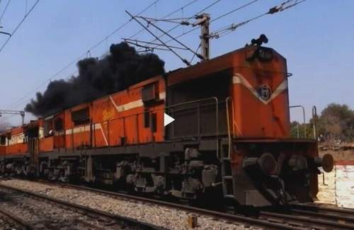 Diesellok mit Ruß(abgas)fahne