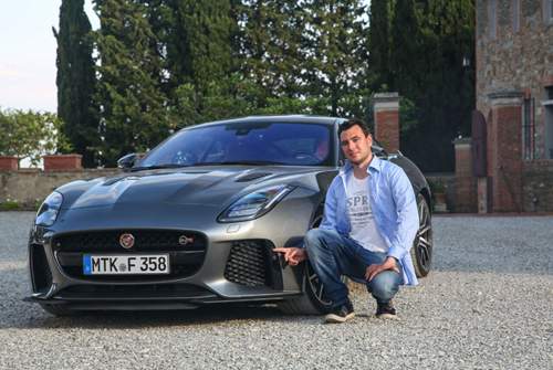 Lieber Platz machen, wenn ein Jaguar F-Type mit großen Lufteinlässen im Rückspiegel auftaucht - die trägt nur der 575 PS-starke SVR