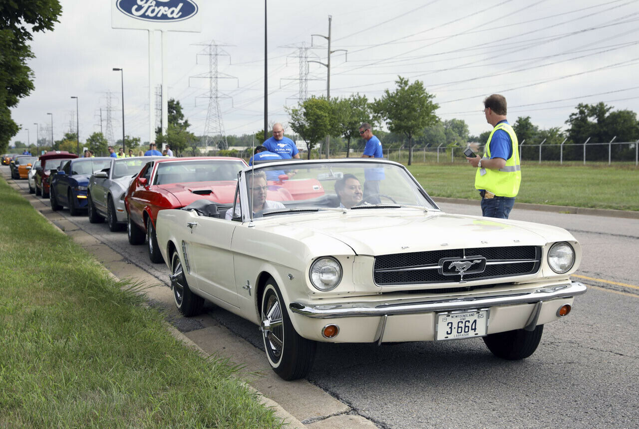 Seriennummer 1 fuhr zur Feier des Tages in der Mustang-Parade mit