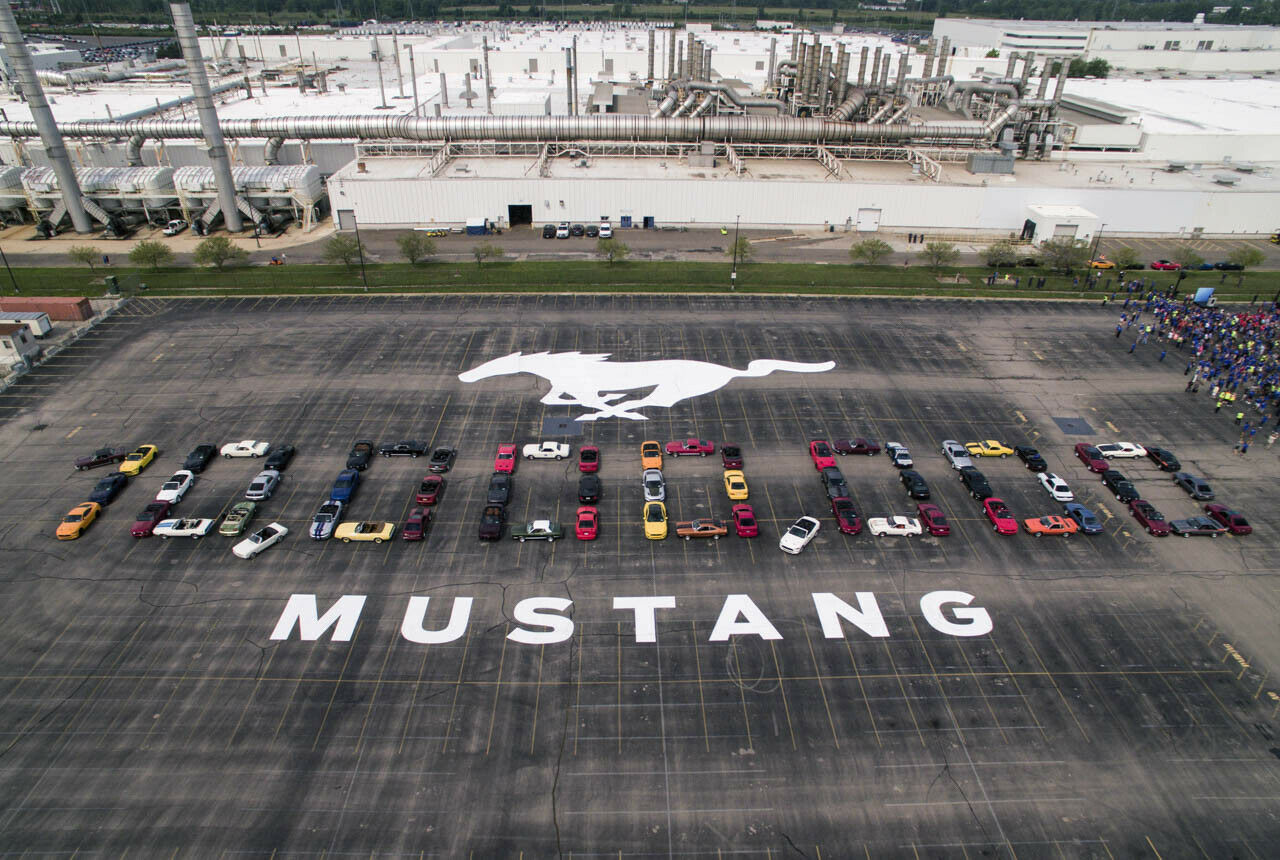 Großer Schriftzug aus 62 Autos zum Jubiläum. Nicht im Bild: Der Kampfjet am Himmel