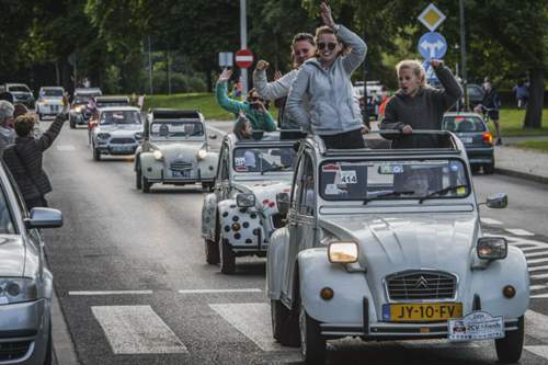 Der Citroën 2CV bietet Gemeinschaftserlebnis wie kaum ein anderer Oldtimer: Wer einen hat und nicht im Club ist, macht was falsch