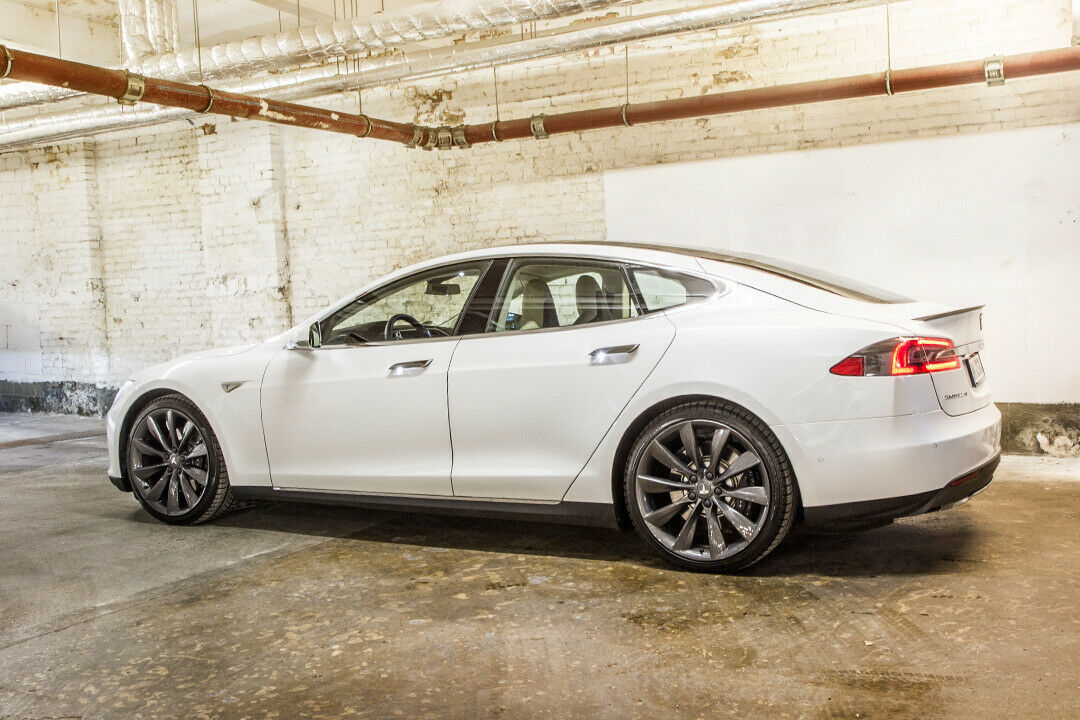 Das Model S misst fast fünf Meter in der Länge
