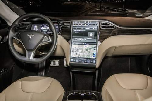 Das riesige Touchpad in der Mittelkonsole steuert die meisten Funktionen des Tesla
