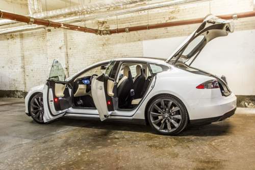 Das KBA ordnet das Tesla Model S in der Oberklasse ein. Das Raumgefühl entspricht aber eher der gehobenen Mittelklasse