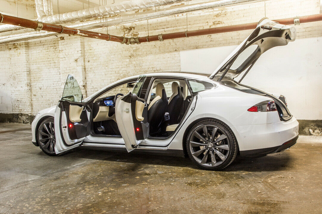 Das KBA ordnet das Tesla Model S in der Oberklasse ein. Das Raumgefühl entspricht aber eher der gehobenen Mittelklasse
