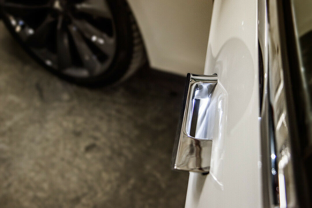 Tesla Model S P85: Nähert sich die Schlüssel-Fernbedienung, fahren automatisch die Türgriffe raus