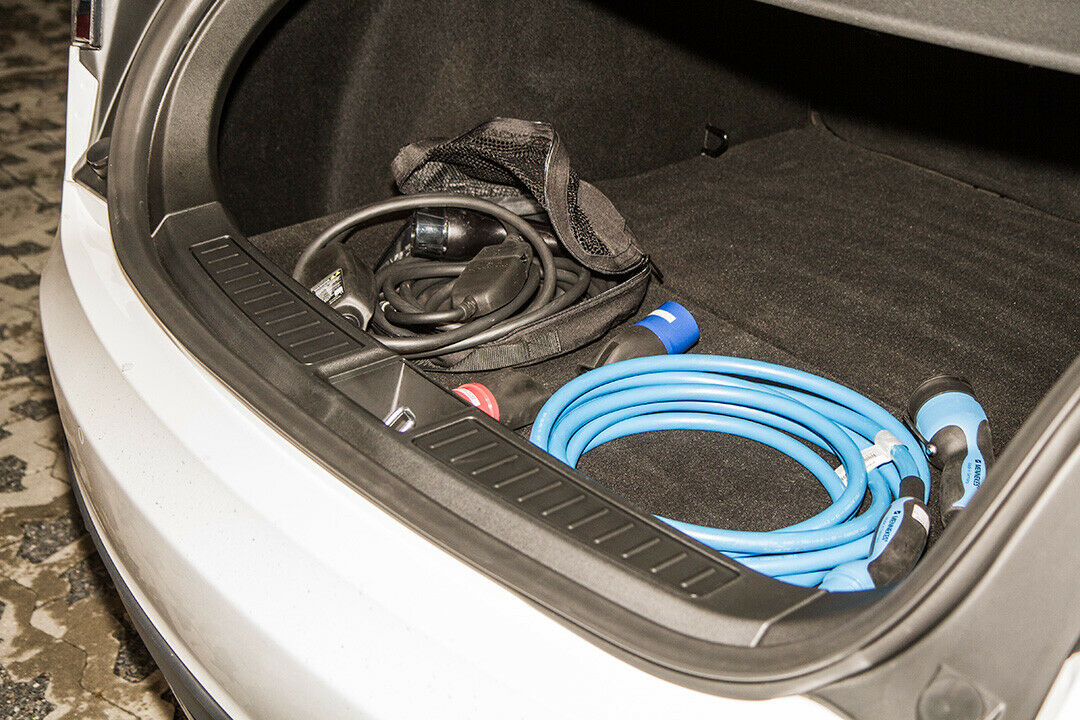 Tesla Model S P85: Ladekabel für diverse Anschlüsse, darunter eine ausklappbare Sitzbank