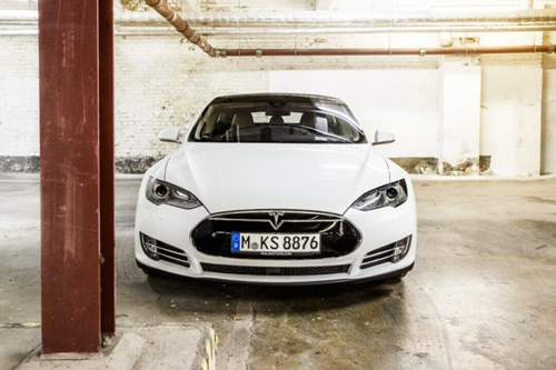 Tesla begrenzt die Höchstgeschwindigkeit des Model S P85 auf 210 km/h