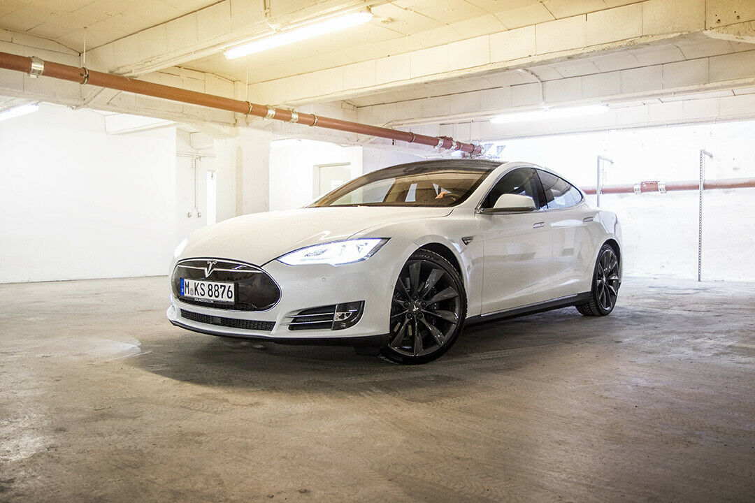 Mit dem 85-kWh-Akku in der Bodenplatte fährt der Tesla theoretisch gut 500 Kilometer weit. Im kalten Berliner Alltag waren es gut 250 Kilometer