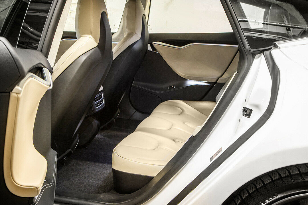Ebener Boden im Tesla Model S P85: Im Tesla gibt es keinen Mitteltunnel