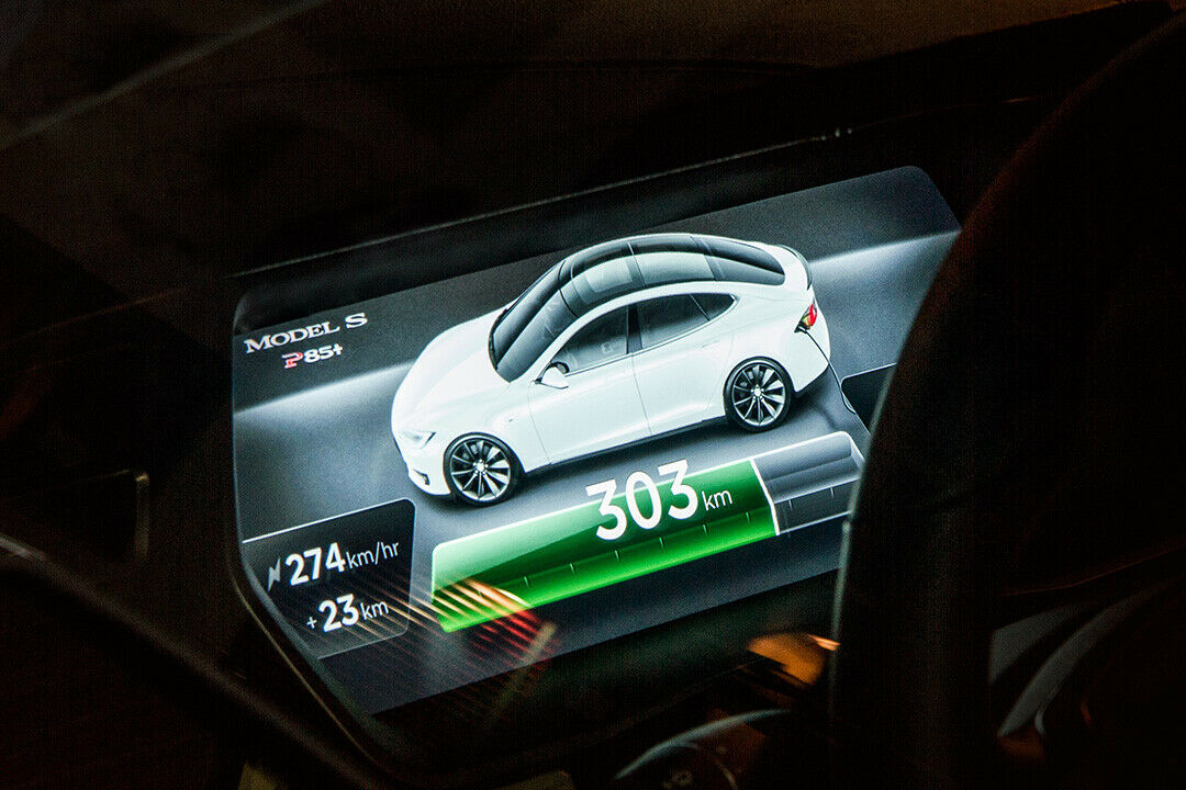 Zum Vergleich: An der Haus-Steckdose lädt der Tesla 16 Ideal-Kilometer pro Stunde