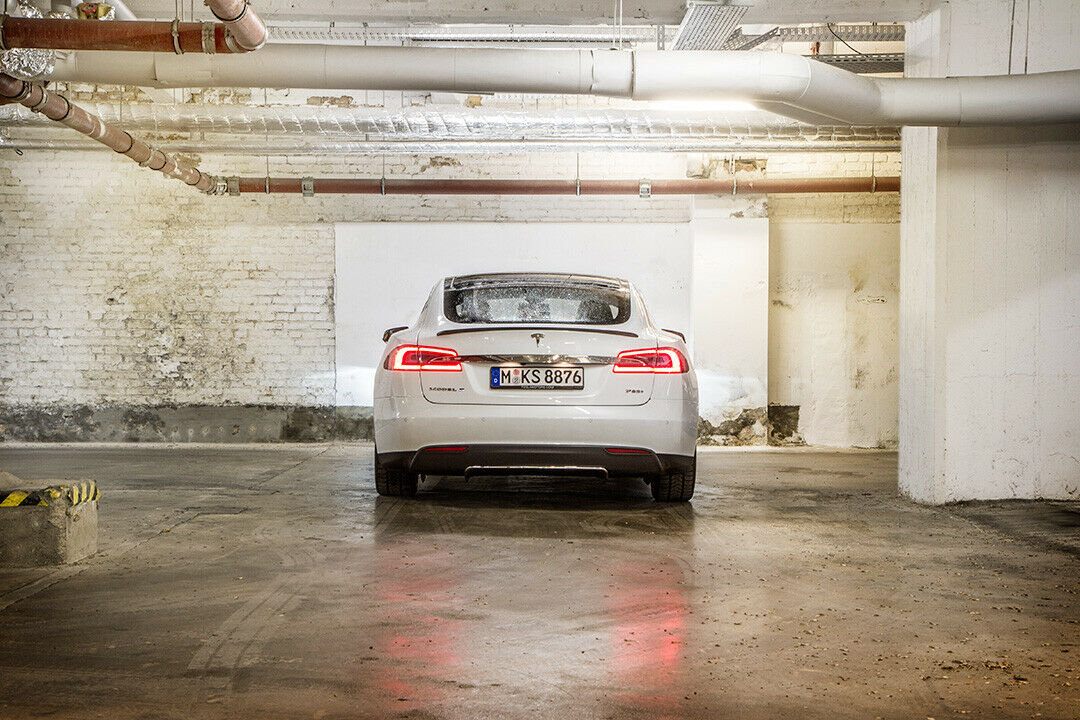 Tesla Model S P85: Ein Eingang-Getriebe verteilt das Moment auf die beiden Hinterräder