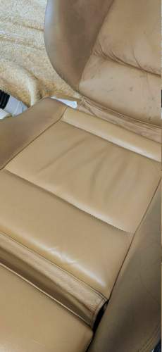 Sitzflaeche schon bearbeitet. wie der Rest sah alles andere am Wagen aus. also alles was aus Leder ist..jpg