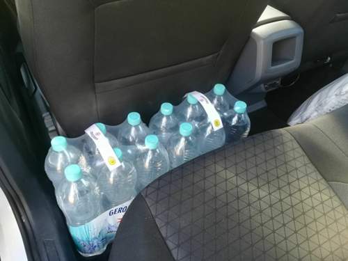2 Sixpack's hinter dem Fahrersitz.jpg