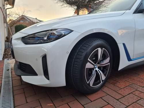 BMW i4 in Alpinaweiß