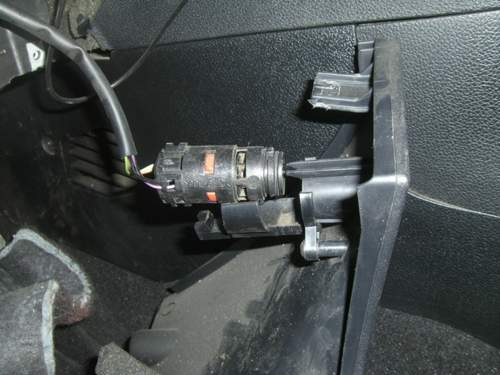 Halter Sensor in unterer Verkleidung